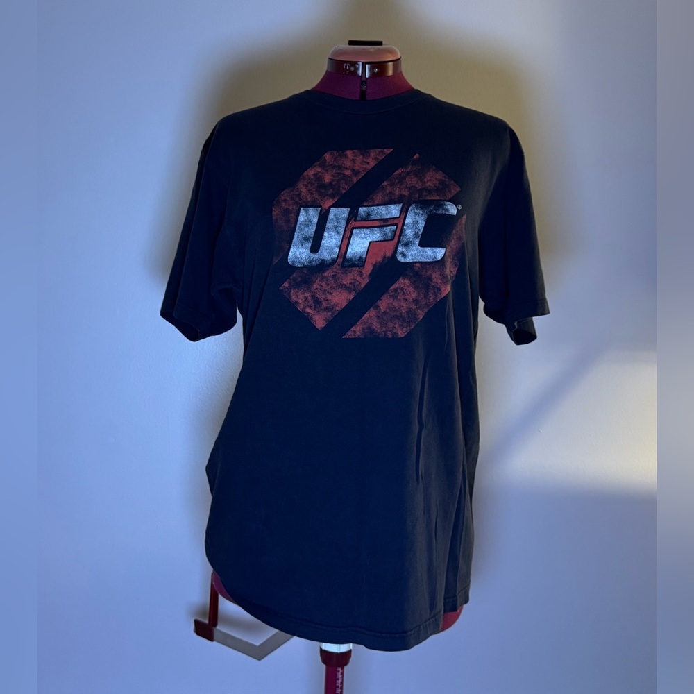 UFC t-shirt red and white logo